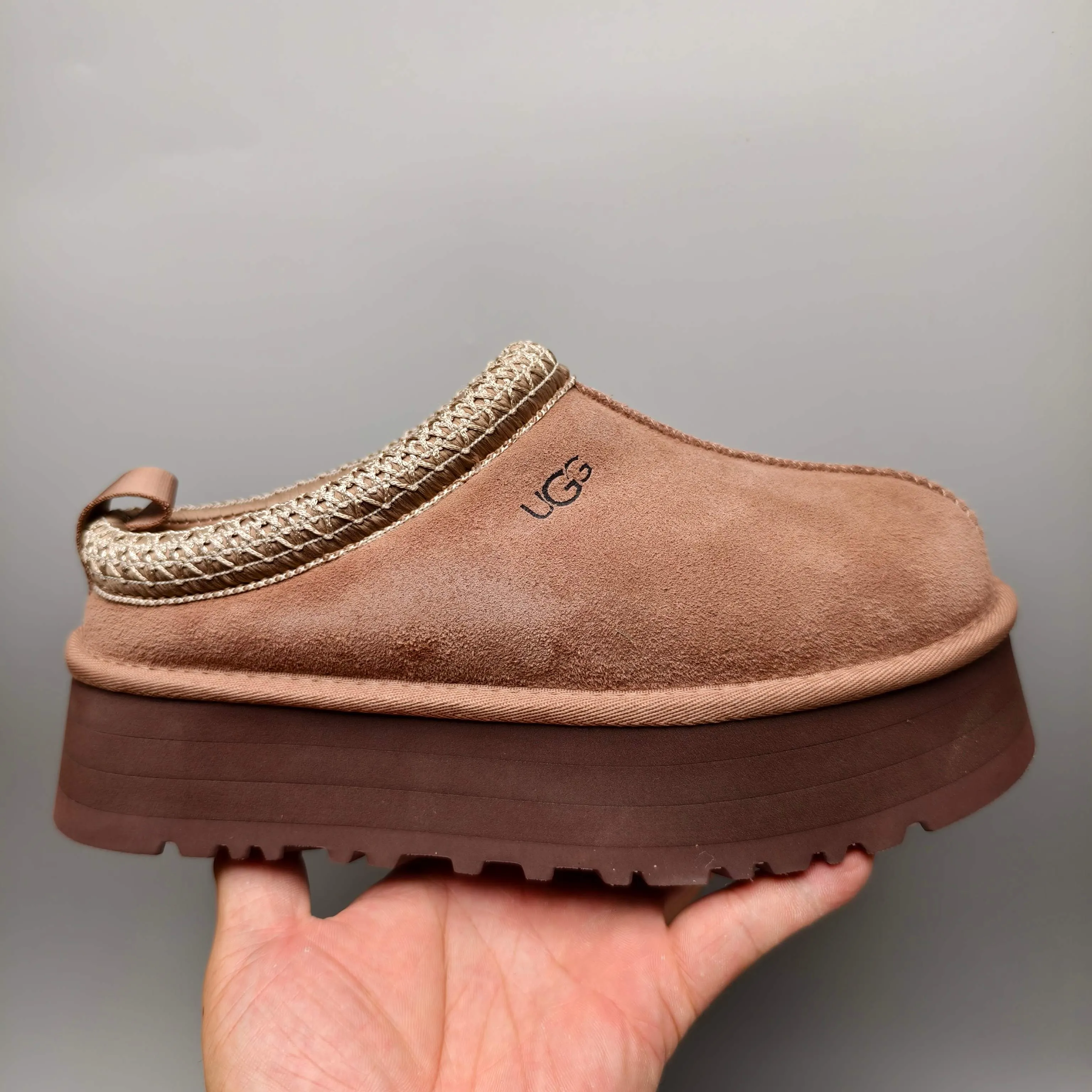 💰440 UGG sheepskin all-in-one snow boots 2553 co-branded national trend style thick-soled one-leg women’s snow boots🐾~ 🍭 A co-branded trendy item launched with well-known designer brands Feng Chen Wang and TELFAR. Zhou Dongyu & Wang Jiaer’s same style Fang Kete boots. The slip-on design makes it easy to put on and take off, and can be used indoors or outdoors. The exotic edging design is eye-catching, and it is definitely worth buying~ 🍭Material: cowhide➕sheep fur Outsole: rubber (light wing technology) 🍭Color: black, maroon, sand, dark green, light gray, chocolate, beige, walnut, brown, dark gray, red 🍭Number of codes: 35-42